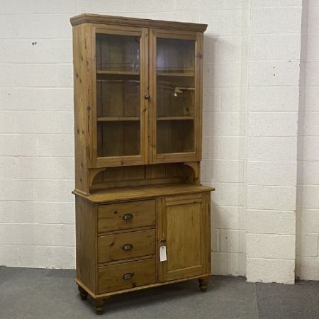 Antiker Schrank mit Kiefernglasur