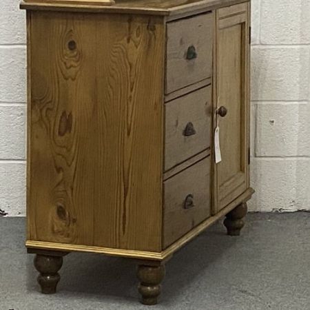 Antiker Schrank mit Kiefernglasur