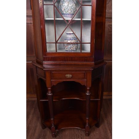 Antiker Eckschrank aus Mahagoni 