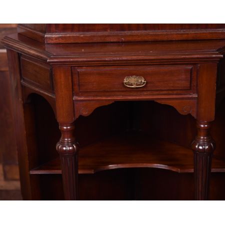 Antiker Eckschrank aus Mahagoni 