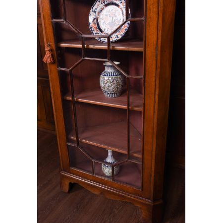 Antiker Eckschrank aus Mahagoni 