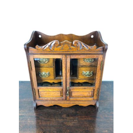 Antiker Raucherschrank aus massiver Eiche