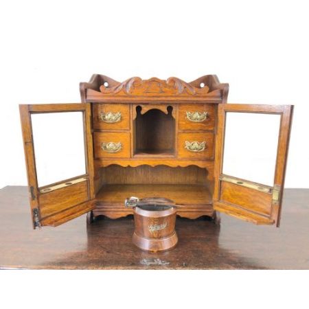 Antiker Raucherschrank aus massiver Eiche