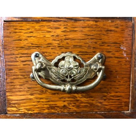 Antiker Raucherschrank aus massiver Eiche