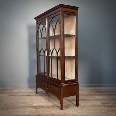 Große antike Mahagoni-Vitrine mit Schubladen