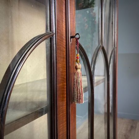 Große antike Mahagoni-Vitrine mit Schubladen