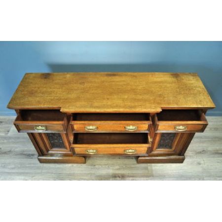 Antiker viktorianischer Sideboard-Schrank aus massiver geschnitzter Eiche.