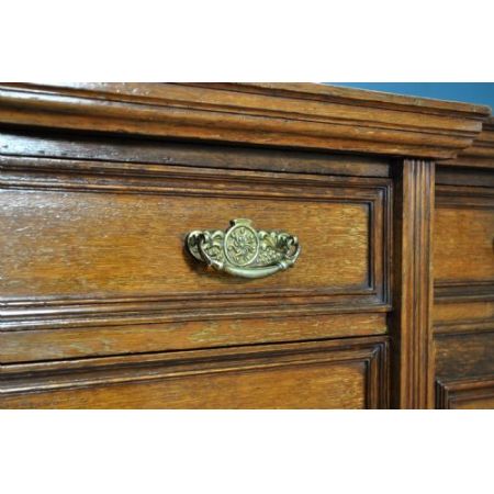 Antiker viktorianischer Sideboard-Schrank aus massiver geschnitzter Eiche.