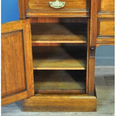 Antiker viktorianischer Sideboard-Schrank aus massiver geschnitzter Eiche.