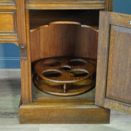 Antiker viktorianischer Sideboard-Schrank aus massiver geschnitzter Eiche.