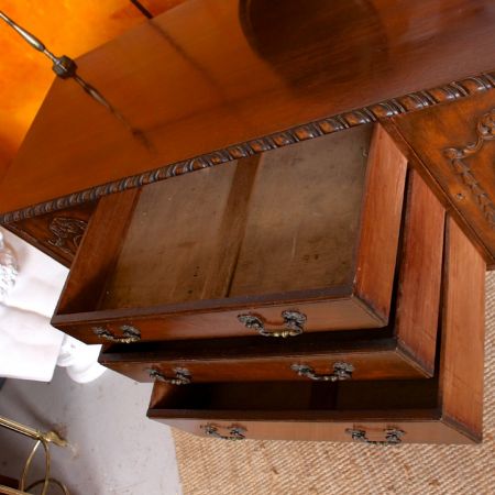 Antikes geschnitztes Mahagoni-Sideboard 