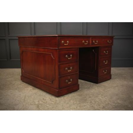 Antiker Georgianischer Massivholz Mahagoni Schreibtisch von 1770, Ochsenblutrotes Leather Top, Sockelschreibtisch, Partner's Desk