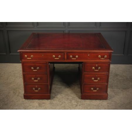 Antiker Georgianischer Massivholz Mahagoni Schreibtisch von 1770, Ochsenblutrotes Leather Top, Sockelschreibtisch, Partner's Desk