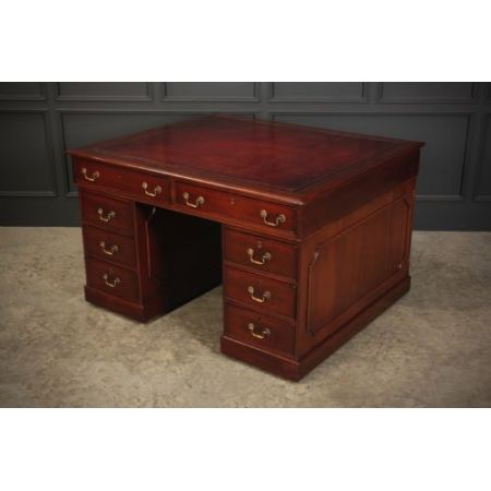 Antiker Georgianischer Massivholz Mahagoni Schreibtisch von 1770, Ochsenblutrotes Leather Top, Sockelschreibtisch, Partner's Desk