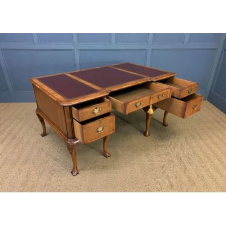 Antiker Englischer Schreibtisch, Partners' Desk, Schreibtisch im Queen Anne Stil, Massivholz Schreibtisch Eiche, Walnuss Wurzelholz Schreibtisch