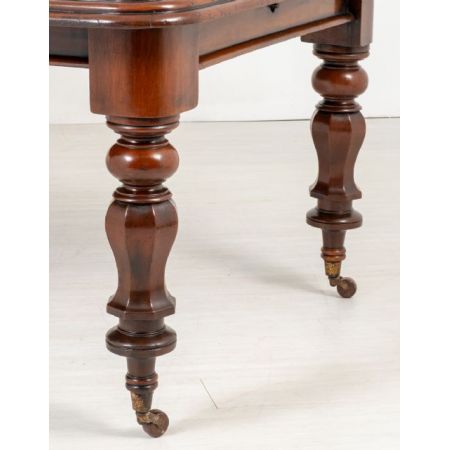 Antiker ausziehbarer Esstisch aus massivem Mahagoni