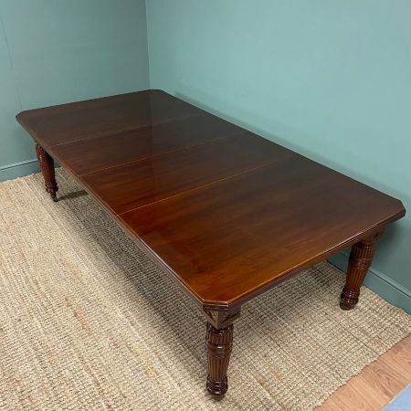 Großer antiker Esstisch aus Nussbaumholz