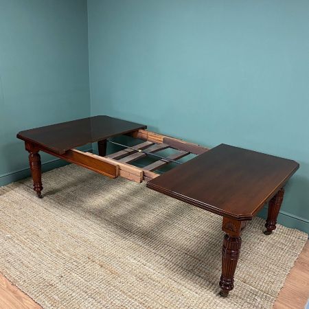 Großer antiker Esstisch aus Nussbaumholz