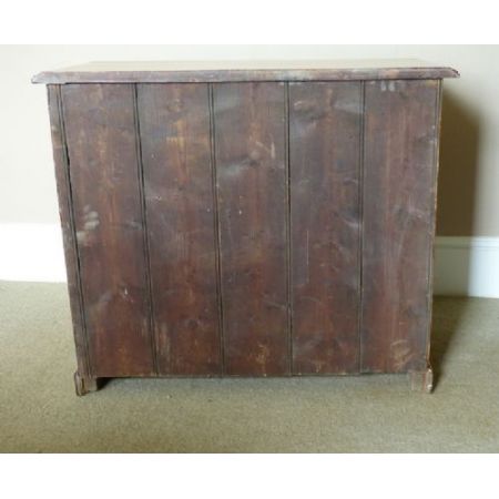 Antike Kommode aus satiniertem Nussbaum