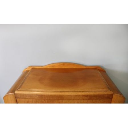 Kommode aus Eichenfurnier im Art-Deco-Stil.