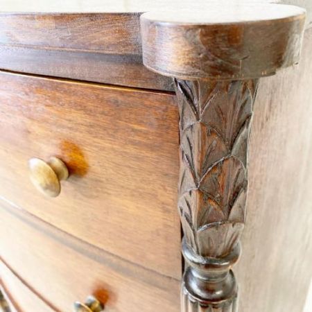 Antike amerikanische Kommode