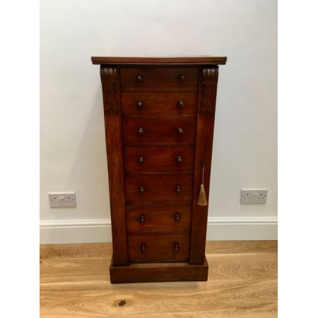 Wellington Kommode aus Nussholz