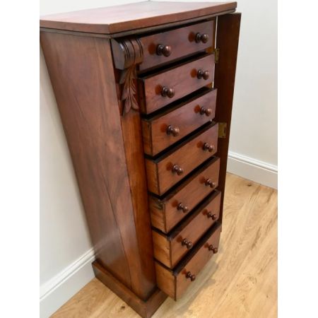 Wellington Kommode aus Nussholz