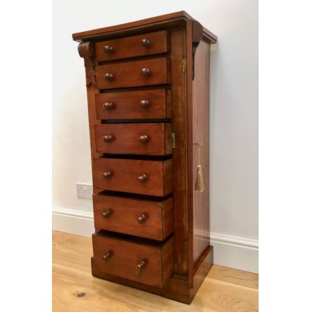 Wellington Kommode aus Nussholz