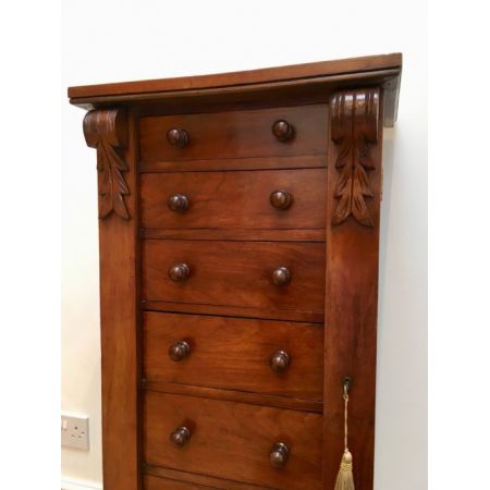 Wellington Kommode aus Nussholz