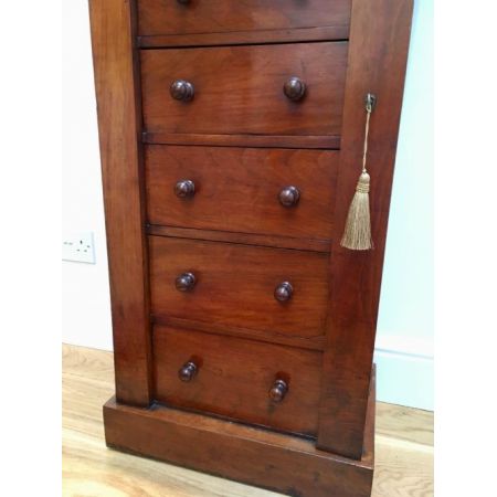 Wellington Kommode aus Nussholz