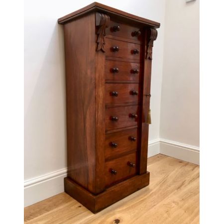 Wellington Kommode aus Nussholz