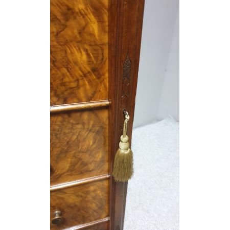 Antike Wellington Kommode aus massivem Wurzelnussholzoutstanding victorian