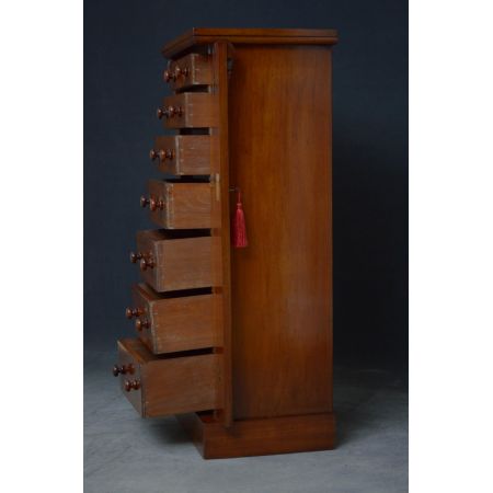 Viktorianische Wellington-Kommode aus Nussbaumholz