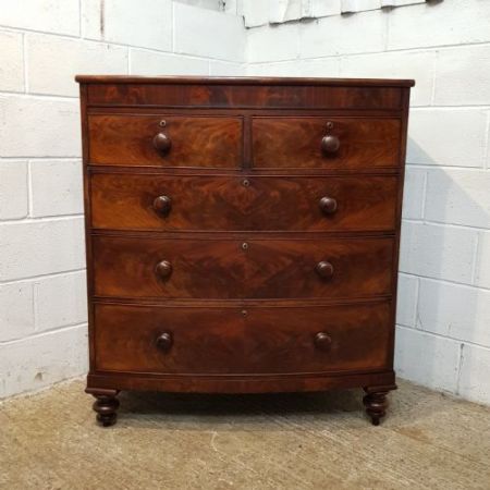 Antike Kommode aus Mahagoni mit gebogener Front
