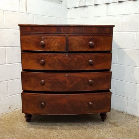 Antike Kommode aus Mahagoni mit gebogener Front