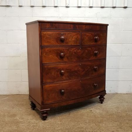 Antike Kommode aus Mahagoni mit gebogener Front