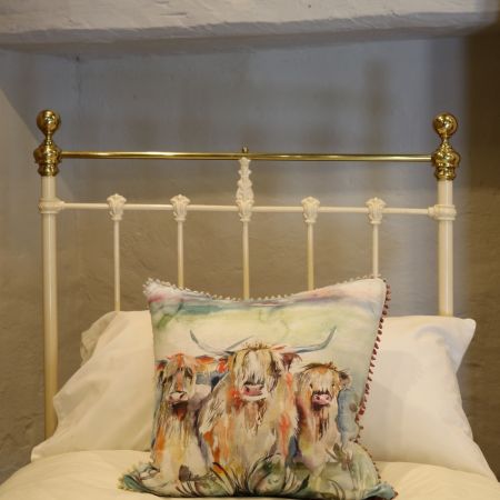 Cremefarbenes viktorianisches Einzelbett mit gerader Oberschiene