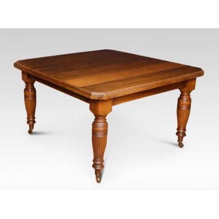 Ausziehbarer Esstisch