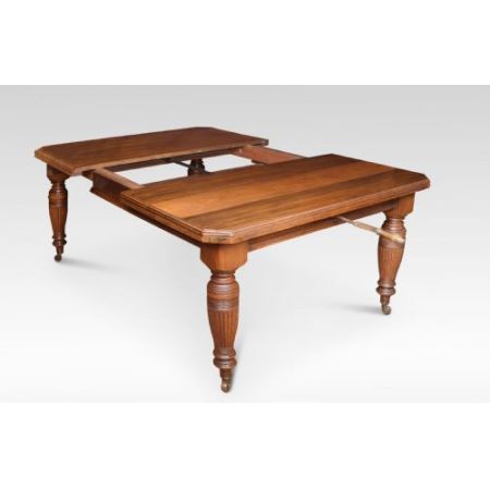 Ausziehbarer Esstisch