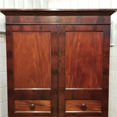 Antiker Mahagoni Kleiderschrank von ca 1830