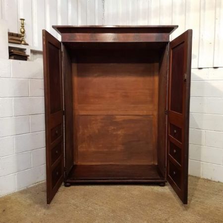 Antiker Mahagoni Kleiderschrank von ca 1830