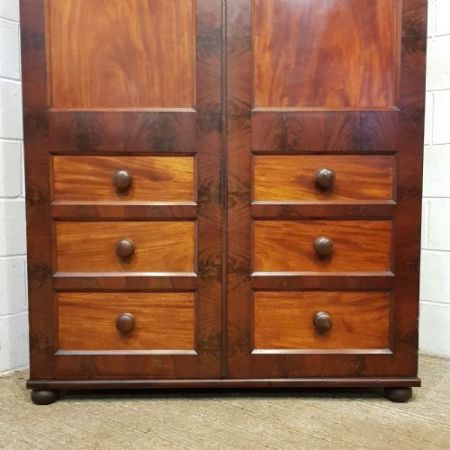 Antiker Mahagoni Kleiderschrank von ca 1830