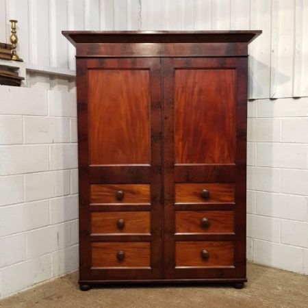 Antiker Mahagoni Kleiderschrank von ca 1830