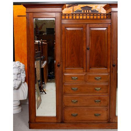 Antiker Dreifach-Kleiderschrankaus Nussbaumholz