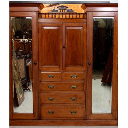 Antiker Dreifach-Kleiderschrankaus Nussbaumholz