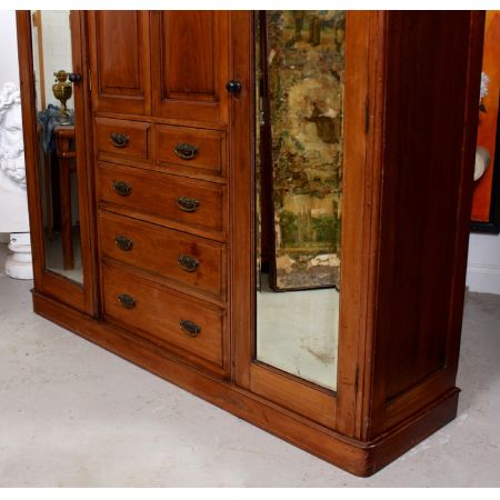 Antiker Dreifach-Kleiderschrankaus Nussbaumholz