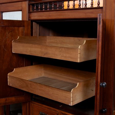 Antiker Dreifach-Kleiderschrankaus Nussbaumholz