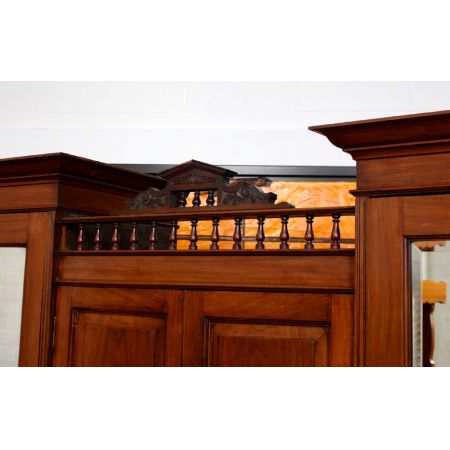 Antiker Dreifach-Kleiderschrankaus Nussbaumholz