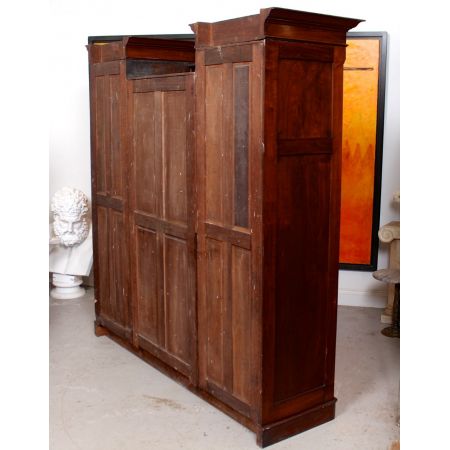 Antiker Dreifach-Kleiderschrankaus Nussbaumholz