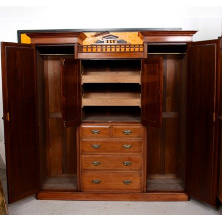 Antiker Dreifach-Kleiderschrankaus Nussbaumholz